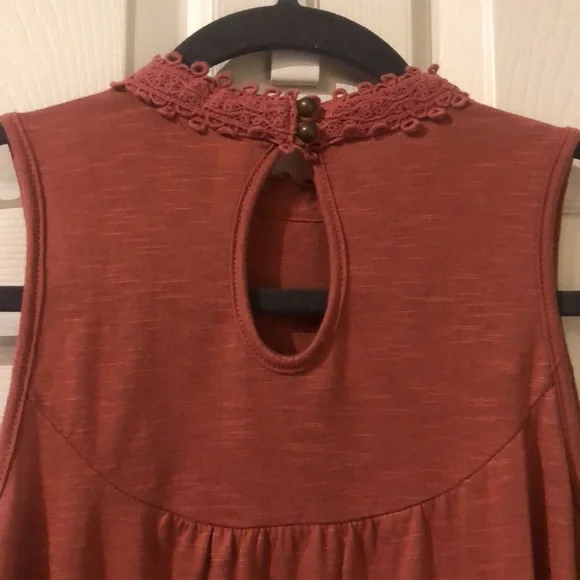 Sleeveless Tunic Top - Picture 3 of 3